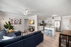 Haus of Tropicale - close to Gulf beaches and Downtown St. Petersburg